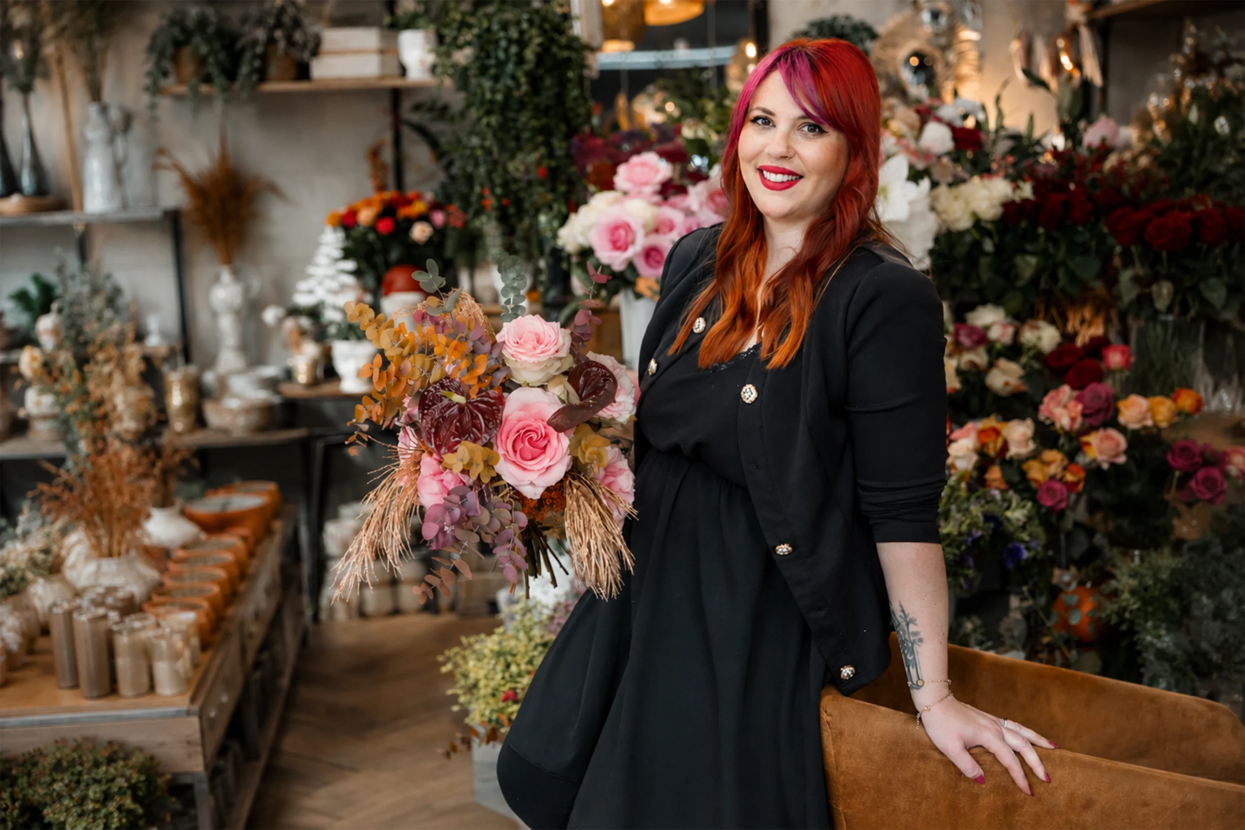 Valaura tenant un bouquet de fleurs dans sa boutique L'Arbre à Fées.